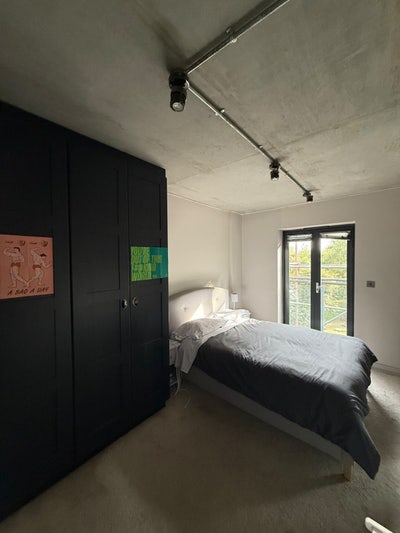 Spacious Ensuite room with balcony park facing Main Photo