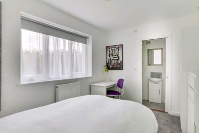 (P) Large  Ensuite Room with Parking Main Photo