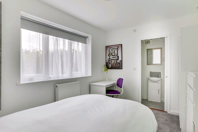 (P) Large  Ensuite Room with Parking Main Photo