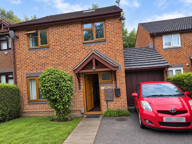 Furnished Rooms in Friendly Crawley House |Parking Main Photo