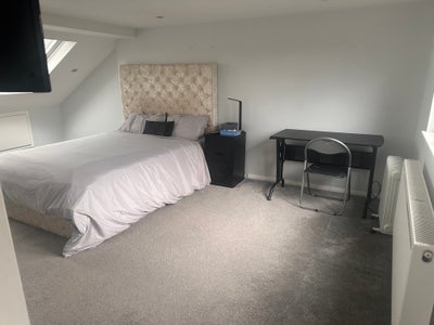 Large Loft room with en-suite  Main Photo