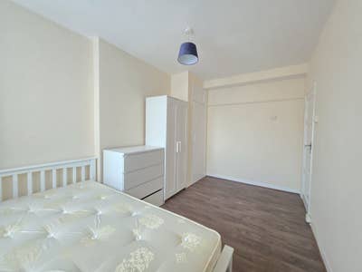 Comfy Rooms E2 0BE – Available from &pound;800 PCM Main Photo