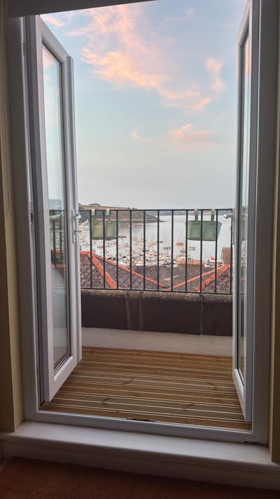 Double bedroom with sea view in Falmouth centre  Main Photo