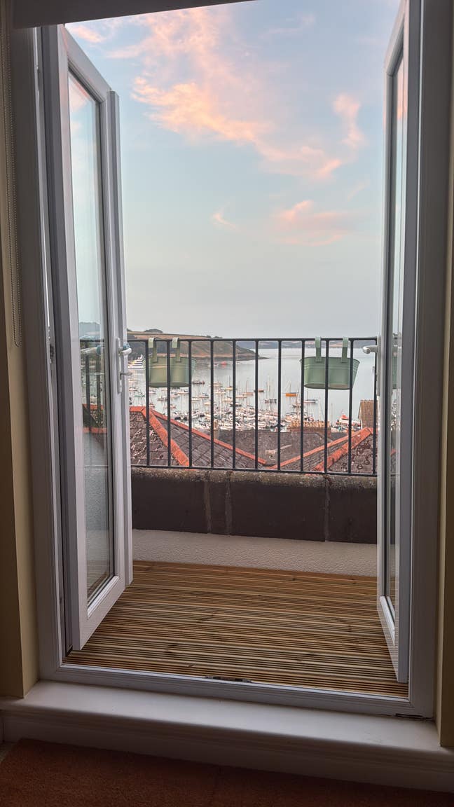 Double bedroom with sea view in Falmouth centre  Main Photo