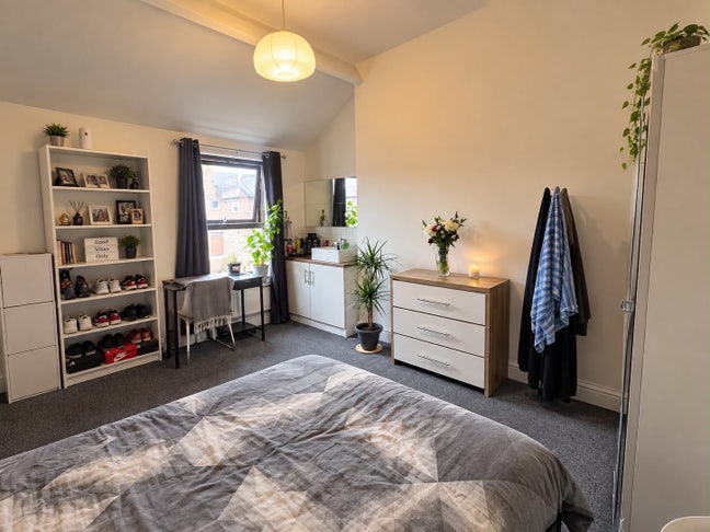 M16. Room share available mid Oct  Main Photo