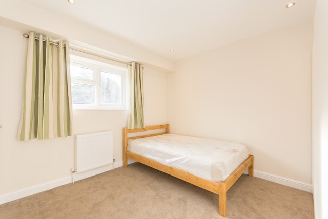 Modern Comfortable Ensuite Bedroom off Abingdon Rd Main Photo