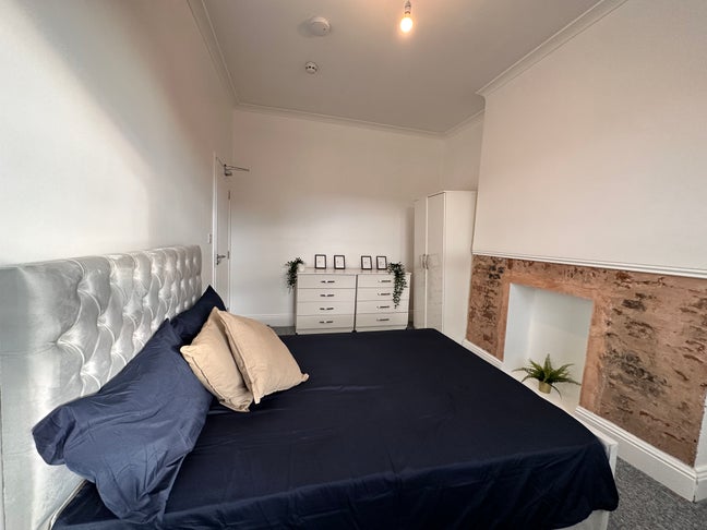 Large Double Room | 2 Min to Queen’s Park Station Main Photo