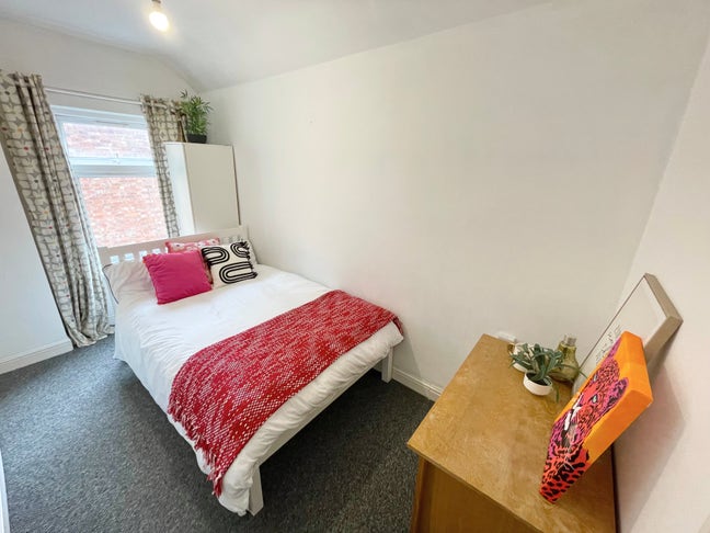 Comfy Double Available - ALL bills included Main Photo