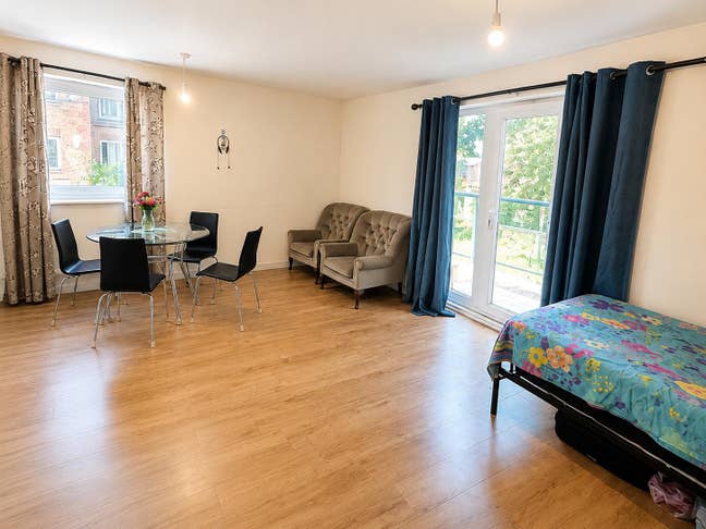Spacious Master Room in 2-Bed Flat – IG1 1JQ Main Photo