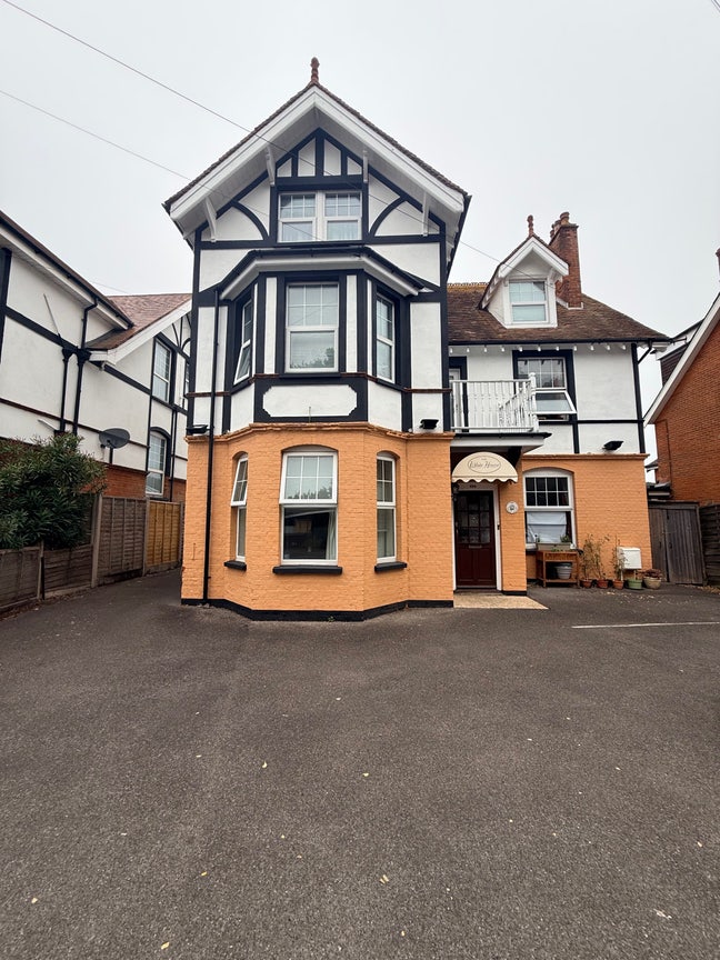 Lovely Single Room in comfortable shared house  Main Photo