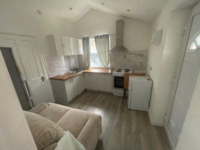 1 bedroom flat &pound;1200  per month. BILLS inc Main Photo