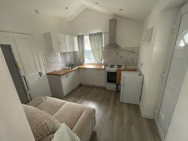 1 bedroom flat &pound;1200  per month. BILLS inc Main Photo