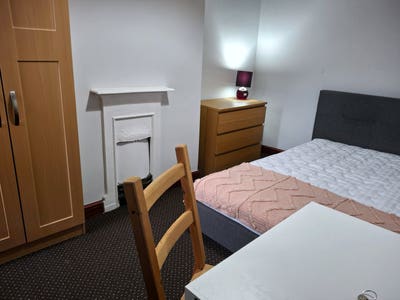 Cosy Home by New Cross Hospital End September  Main Photo