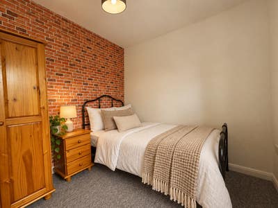Single Room Available Now - Lyde Road Main Photo