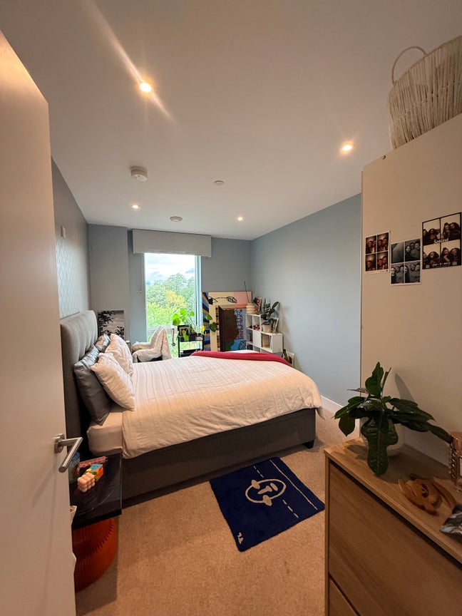 Double bedroom + large bathroom (bills included) Main Photo
