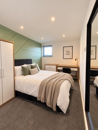 Top-Floor En-Suite Room | All Bills Included✨ Main Photo