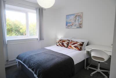 🏡 4-Bed Apartment | Furnished & Secure I Main Photo