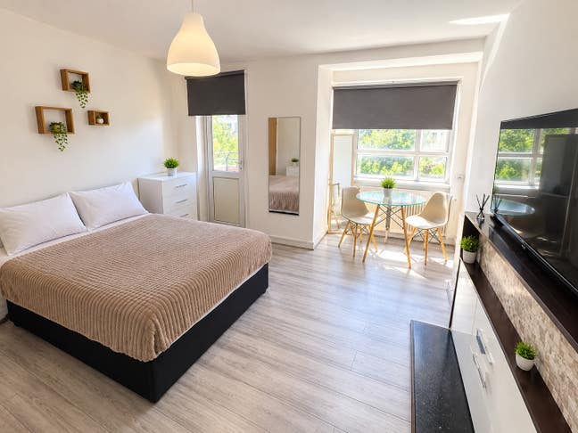 Large Double Room In BOW |For Couples|Bills Includ Main Photo