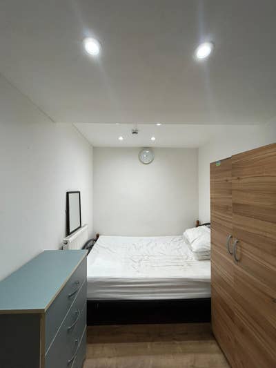 Huge Double Bed Room in Stratford with Backyard Main Photo