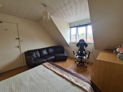 Top-Floor Double Room | All Bills Included Main Photo