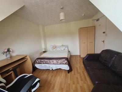 Spacious Furnished Top-Floor Double Room Main Photo