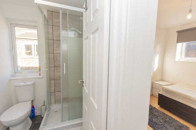  1 Spacious ENSUITE in Canning Town now ! Main Photo