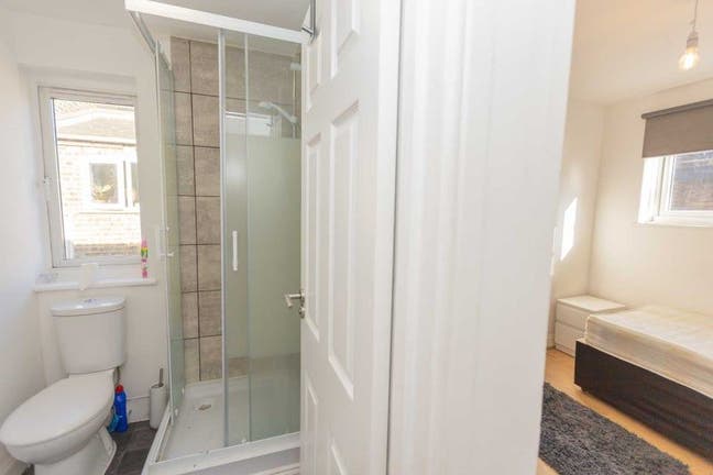  1 Spacious ENSUITE in Canning Town now ! Main Photo