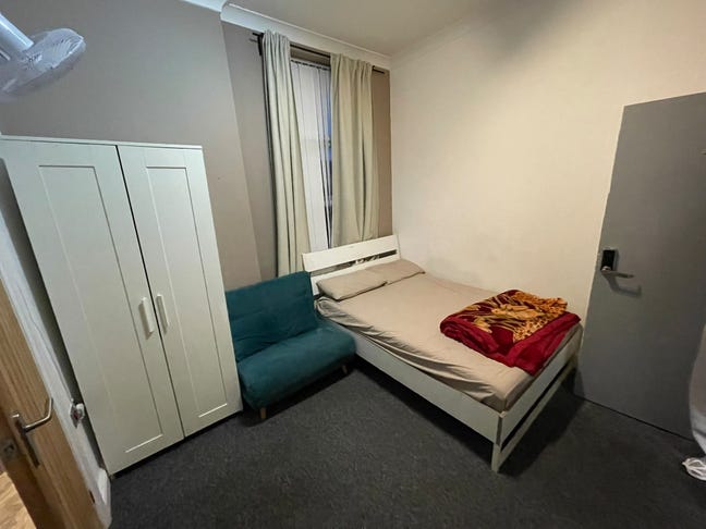 Spacious Bedsit with Private En-Suite – Aldgate Main Photo