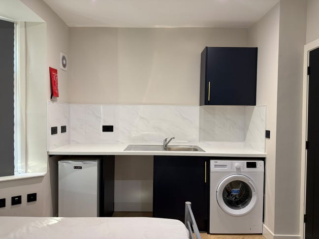 Ground floor self-contained studio flat in South H Main Photo