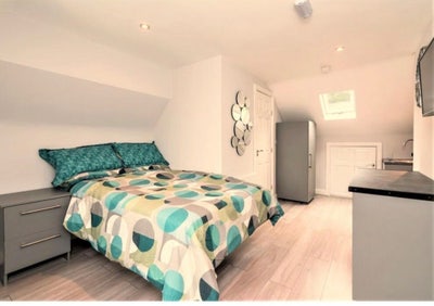 Luxury Rooms- Open to all applicants - U. c Main Photo