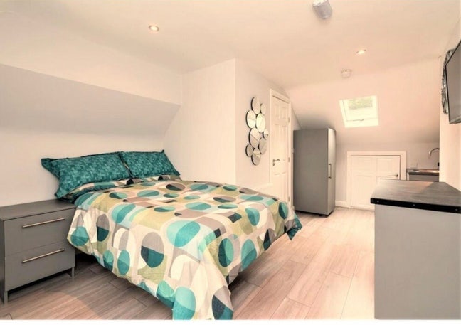Luxury Rooms- Open to all applicants - U. c Main Photo