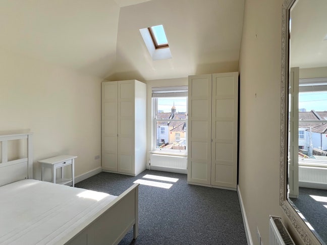 Light, airy, south facing room - central location Main Photo