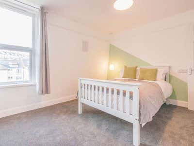 Large Double Ensuite - Lipson Road Main Photo