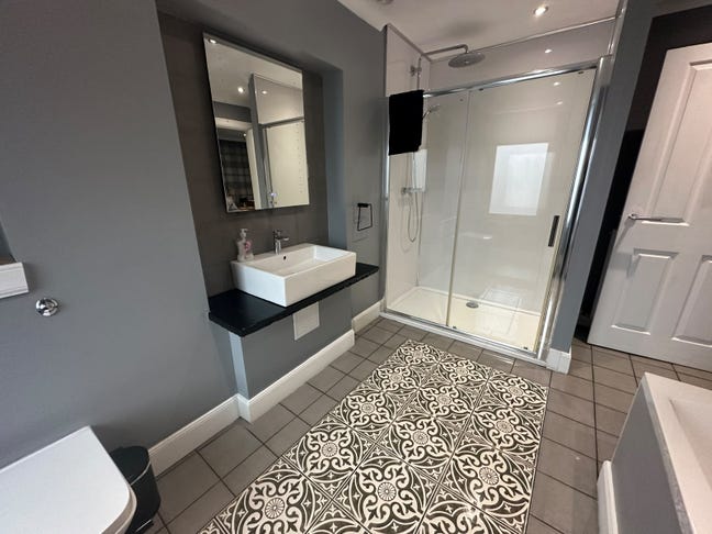  Large Double Room with Private Bathroom – Wick Main Photo