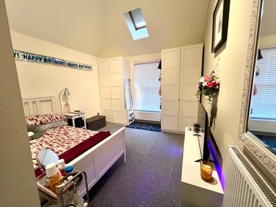 Light, airy, south facing room - central location Main Photo