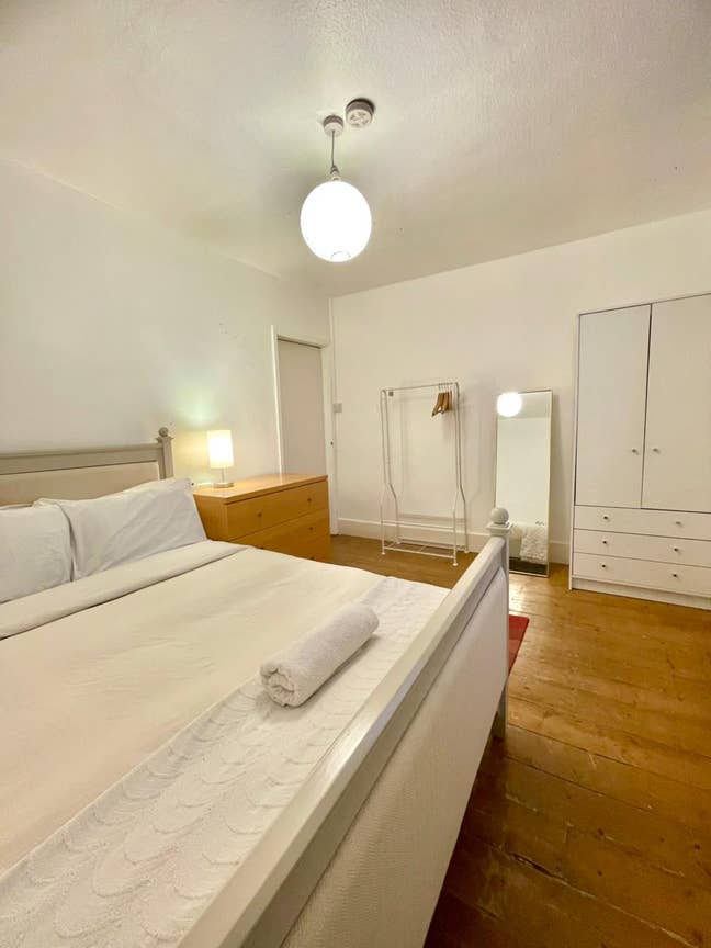 Very Bright, quiet double bedroom with views Main Photo