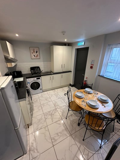 *2Bed Top Floor Apartment Lawrence St Botanic* Main Photo