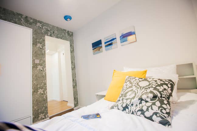 Aldershot ensuite room with kitchen & garden Main Photo
