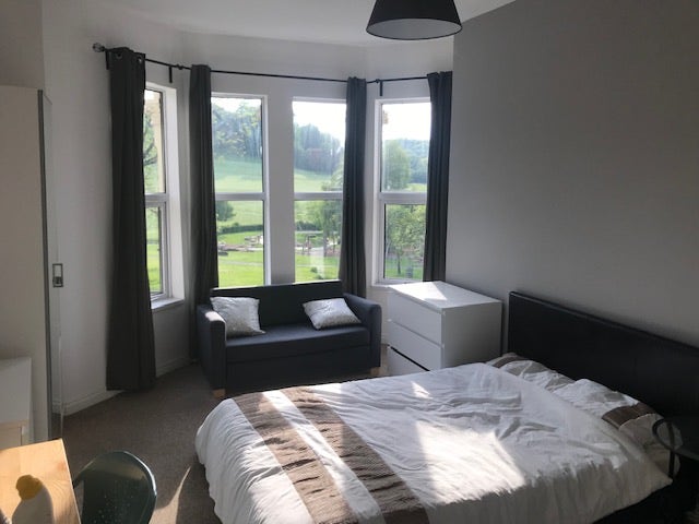 Beautiful Spacious Ensuite. Couples Welcome! Main Photo
