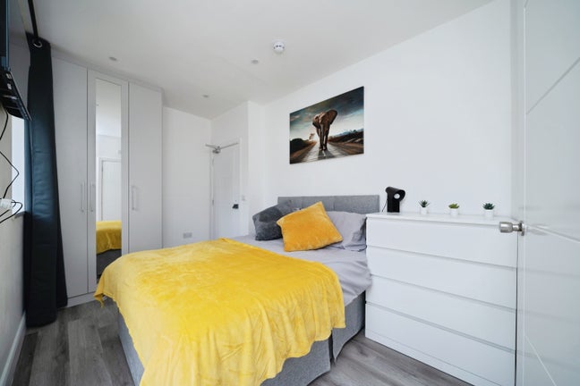 Double en-suite room near LHR Professional HMO Main Photo