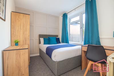 1 Double Room available with Bills Included Main Photo