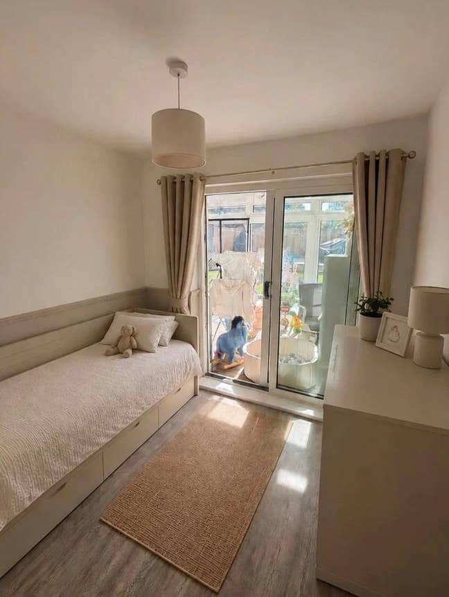 Single room in family home Main Photo