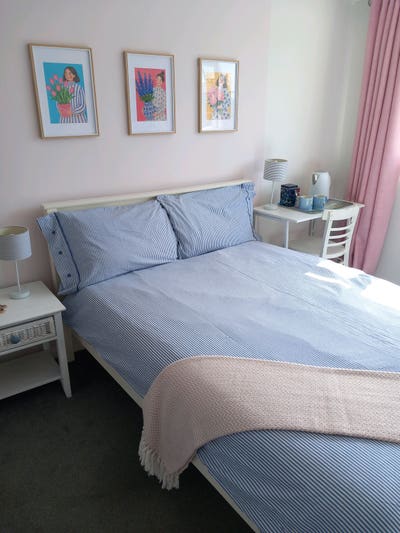 Monday to Friday. Double room for single lady. Main Photo