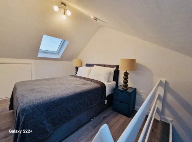 Very Spacious double room at a modern house RH1  Main Photo