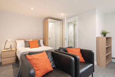 Renovated Double Ensuites with Parking on Site Main Photo