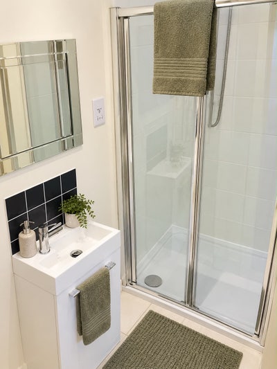 En-suite double room all bills incl detached house Main Photo