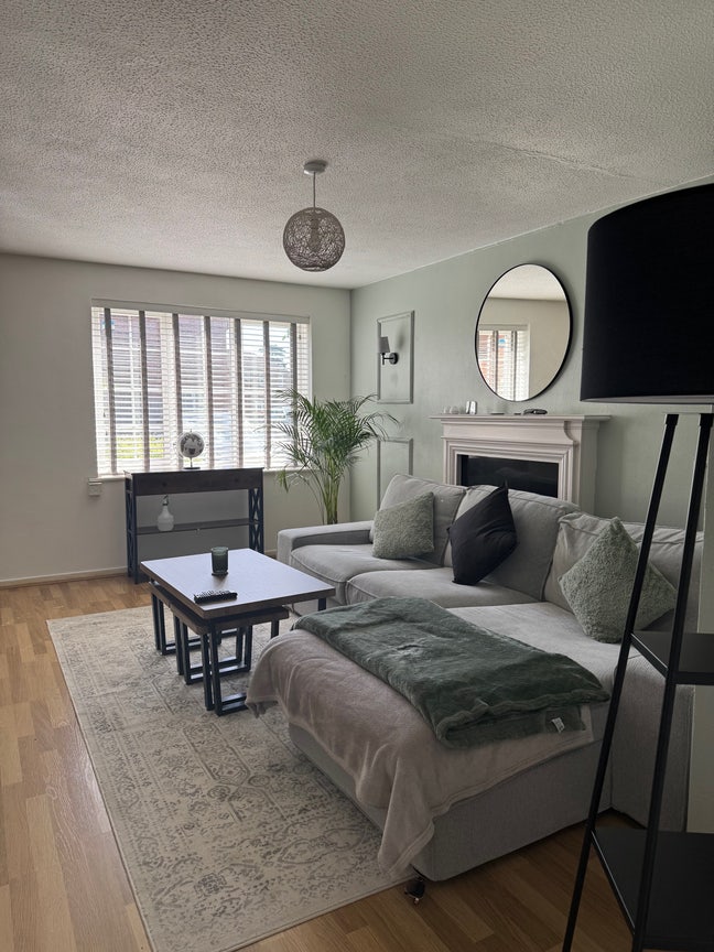 Single Bedroom in clean house  Main Photo