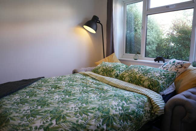 Bright & airy double bedroom in friendly home Main Photo