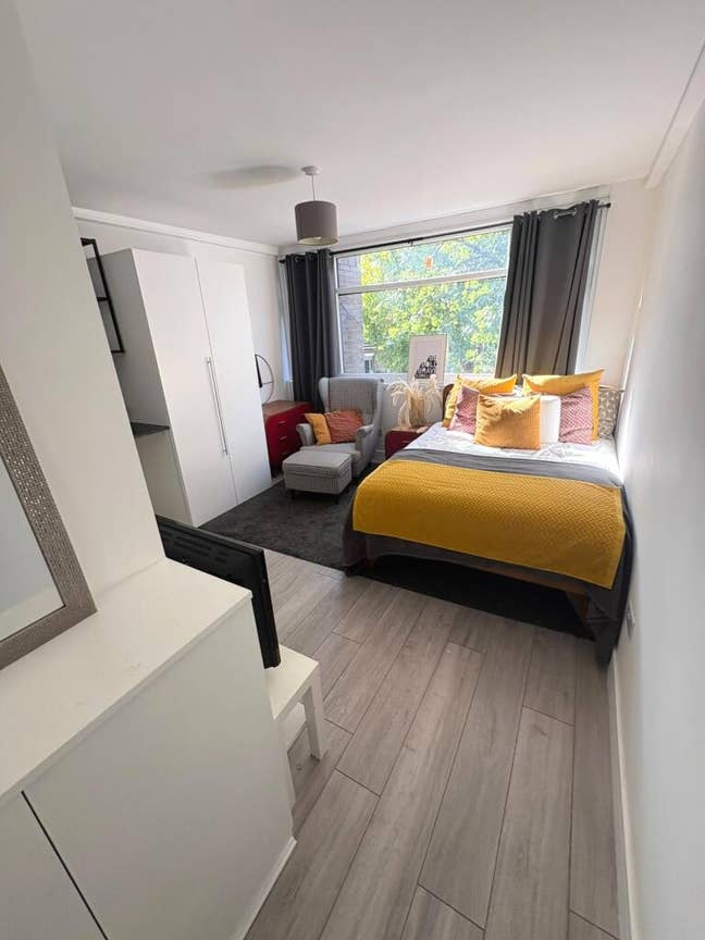 Furnished En-suite Room with Mini Kitchenette Main Photo