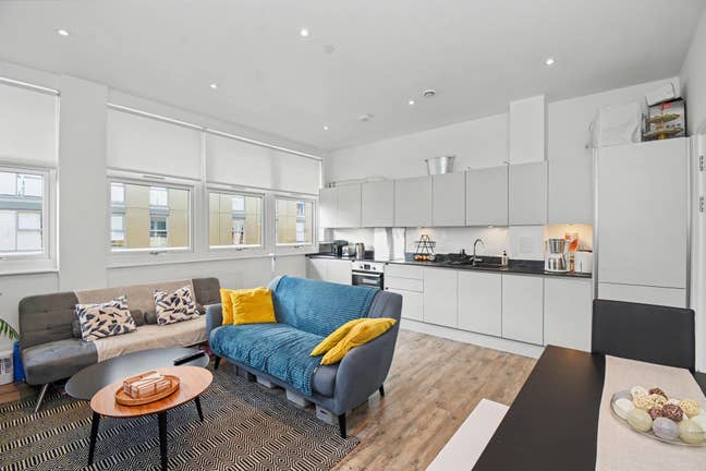 2 Bedroom Duplex Flat in Staines Town Centre Main Photo
